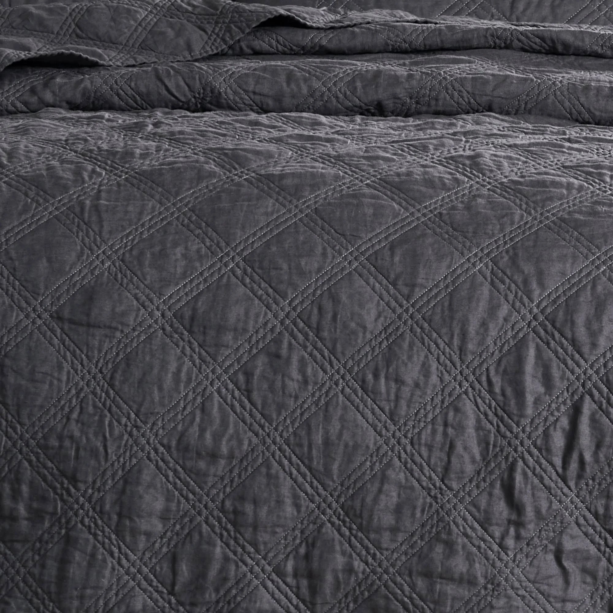 Charcoal Washed Linen Quilt King D330766